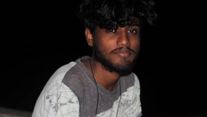 FREE FIRE கேமால் சிதைந்த குடும்பம்.. நண்பர்கள் மோசடி! தாயின் சேலையில் தூக்கிட்டு மாணவர் தற்கொலை 