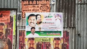 ஓபிஎஸ் வீடு அருகே ”அதிமுகவின் நிரந்தர பொதுச்செயலாளர் இபிஎஸ்” என போஸ்டர் -போலீசில் அதிமுகவினர் புகார் 