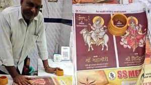 இந்து கடவுள் போட்டோ இருந்த பேப்பரில் சிக்கன் வியாபாரம்.. உத்தர பிரதேசத்தில் முஸ்லிம் வியாபாரி கைது