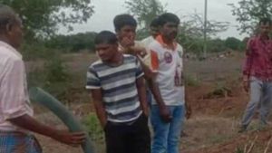 கர்நாடகாவில் கல்லறைகளை தோண்டி.. தண்ணீர் ஊற்றும் கிராம மக்கள்.. வினோத நடைமுறை! ஏன் தெரியுமா? 