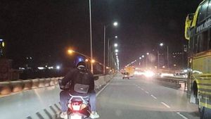வேலைனு வந்துட்டா வெள்ளைக்காரன்! பெங்களூரில் பைக்கில் சென்று கொண்டே லேப்டாப்பில் வேலை செய்த இளைஞன் 