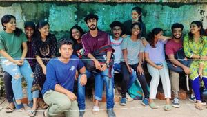 ஒன்றாக அமர எதிர்ப்பு.. பஸ் நிறுத்த சீட்டை அகற்றிய கும்பல்! மடியில் அமர்ந்து மாணவ-மாணவிகள் பதிலடி! 