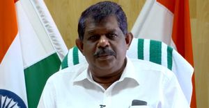 சைஸ் தப்பா இருக்கு.. கேரள அமைச்சருக்கு ஆபத்தாக முடிந்த 32 வருட பழைய 