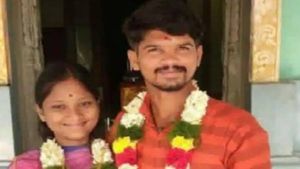 எஸ்.பி.யே சொல்லியும் டிஎஸ்பி கேட்கல.. நைட் நேரத்தில் திடீர் தர்ணாவில் ஈடுபட்ட இளம்பெண்.. பரபர கரூர்