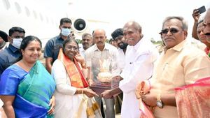 ஜனாதிபதி தேர்தல்..புதுச்சேரி வந்தார் பாஜக கூட்டணி வேட்பாளர் திரௌபதி முர்மு - ஆதரவு கோரினார் 