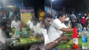 தள்ளுவண்டி கடையில் செட்டில் ஆன செந்தில்குமார்! அட நம்ம பழனி எம்.எல்.ஏ.வா இது? அசந்து போன மக்கள்..! 