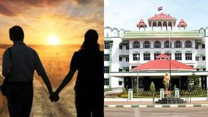 ஆணாக மாறிய தோழியை மணந்த இளம்பெண்.. உறவினர்கள் தொல்லை..மதுரை உயர்நீதிமன்றம் அதிரடி உத்தரவு 