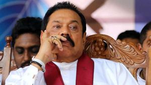  மகிந்த ராஜபக்சே இலங்கையைவிட்டு தப்பி ஓட  உச்சநீதிமன்றம் அதிரடி தடை- கோத்தபாய போல ஓடி ஒளிய முடியாது!