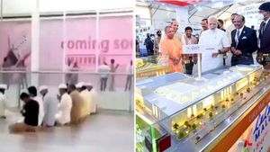 லுலுமால் தொழுகைக்கு எதிர்ப்பு.. இந்து அமைப்பு போராட்டம்.. மடக்கி கைது செய்த போலீஸ்.. பரபர உபி 