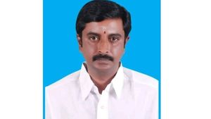 மதுபோதையில் மட்டையான பாஜக நிர்வாகி.. தூக்கிச் சென்ற நிர்வாகிகள்.. சமூகவலைதளங்களில் மக்கள் கண்டனம்! 