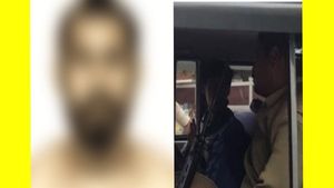 விடிகாலையில்.. அணைக்கட்டுக்கு பர்தா அணிந்த 