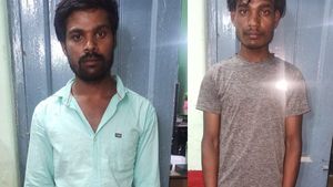  கொடுமை.. சிறுமியை மது குடிக்க வற்புறுத்திய 6 வாலிபர்கள்.. தூக்கிய போலீஸ்.. இருவருக்கு வலைவீச்சு!