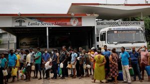  இலங்கை: டோக்கன் முறையில் பெட்ரோல் விநியோகம்..10 கி.மீ. தொலைவுக்கு பொதுமக்கள் கியூவில் காத்திருப்பு