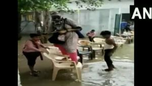 இந்த ஒய்யார டீச்சருக்கு மழைநீரில் கால்படவே கூடாதாம்.. மாணவர்களை 