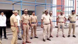  கள்ளக்குறிச்சி விவகாரம்:  வாட்ஸ்ஆப்  மூலம் போராட்டத்திற்கு அழைப்பு-சேலத்தில் போலீசார் குவிப்பு!