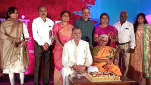 நெகிழ்ச்சி.. “குயில் 80 - அற்புதம் 75” பெற்றோருக்கு பிறந்தநாள் கொண்டாடி மகிழ்ந்த பேரறிவாளன் 