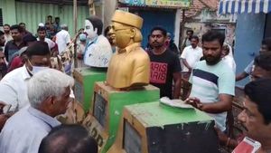 பெரும் பரபரப்பு! நாமக்கல்லில் பெரியார் சிலை சேதம்! உடனே சம்பவ இடத்தில் குவிக்கப்பட்ட போலீசார்