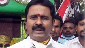 எனக்கு பல கோடி கடன் இருக்கு.. செலவுக்கு வச்சிருந்த பணம் அது.. ரெய்டு பற்றி காமராஜ் பரபர பேட்டி! 
