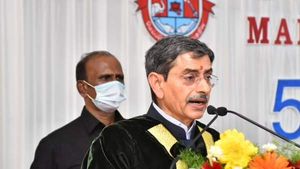 தெற்கே இருந்தவர் திராவிடர்; வடக்கே இருந்தவர் ஆரியர்.. ஆளுநர் ஆர்.என்.ரவி பரபரப்பு பேச்சு!