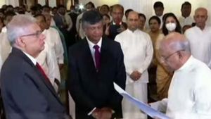இலங்கையின் புதிய பிரதமராக ராஜபக்சேக்களின் வலதுகரம் தினேஷ் குணவர்த்தன- 18 அமைச்சர்களும் பதவியேற்பு! 