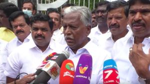 டிடிவிய கோர்ட்ல நிக்க வச்சுருவோம்! சந்தர்ப்பவாதி சசிகலா..யார் சொல்றது தெரியுமா? கே.பி.முனுசாமி தான்!