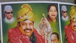 எடப்பாடியின் இரும்பு கோட்டைக்குள்ளேயே புகுந்த ஓபிஎஸ்.. இங்க பாருங்க போஸ்டர்களை.. அதிரும் சேலம் 