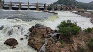 மேட்டூர் அணையில் 1.65 லட்சம் கன அடி நீர் திறப்பு - காவிரி கரையோர மக்களுக்கு அலர்ட்! 
