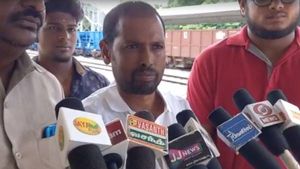 மீண்டும் தொடங்கியது பெங்களூர் - காரைக்கால் ரயில் சேவை.. மலர் தூவி பயணிகள் உற்சாக வரவேற்பு! 