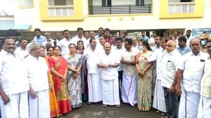  தமிழ்நாடு நாள் உற்சாகக் கொண்டாட்டம்: காஞ்சியில் அண்ணா சிலைக்கு மரியாதை; மெரினாவில் மணற்சிற்பம்!