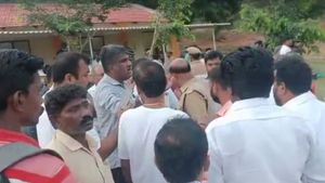 கோவையில் கொடுமை.. பஸ், ரயிலுக்காக காத்திருந்தவர்களை கடத்தி மொட்டையடிப்பு! போராட்டம்.. கைது!
