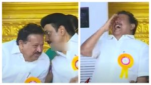 நைசாக “காதில்” சொன்ன ஸ்டாலின்! வெடித்து “சிரித்த” பொன்முடி - என்னவா இருக்கும்? நீங்களே பாருங்க! 