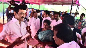 முதல்வர் ஸ்டாலின் வந்த நேரத்தில் வீடுகளில் கறுப்புக்கொடி.. பரபரத்த கரூர்.. பின்னணி என்ன? 