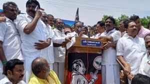300 வாகனங்கள்.. 8 ஆயிரம் பேர்! ஓபிஎஸ் கோட்டையில் மாஸ் காட்டிய ஆர்.பி.உதயகுமார்! எடப்பாடி ஹேப்பி 