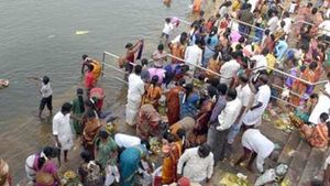 தமிழகத்தில் ஆடிப்பெருக்கு கோலாகலம்.. காவிரிக்கு படையலிட்டு புதுத்தாலி மாற்றி வழிபட்ட பெண்கள் 