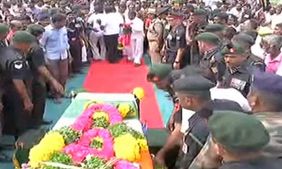 ராணுவ வீரருக்கு இறுதி மரியாதை.. ஒன்றாக இணைந்து அஞ்சலி செலுத்திய இந்நாள், முன்னாள் அமைச்சர்கள்! 