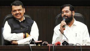 இழுபறி ஓவர்- மகாராஷ்டிராவில் அமைச்சர்களுக்கு இலாகா ஒதுக்கீடு.. உள்துறையை கைப்பற்றியது பாஜக