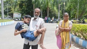 மனசாட்சியே இல்லையா? நடுவழியில் இறக்கிவிட்ட கண்டக்டர்! மூளைவளர்ச்சியற்ற மகனை  1.5 கிமீ சுமந்த தந்தை! 