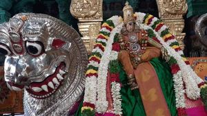 ஆடி அசைந்து வந்த அழகர் கோவில் திருத்தேர்.. கோவிந்த முழக்கமிட்டு வடம் பிடித்து இழுத்த பக்தர்கள் 