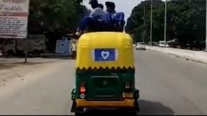  என்னம்மா இப்படி பன்றீங்களே.. உ.பியில் ஆட்டோ டாப்பில் உட்கார்ந்து செல்லும் மாணவர்கள்.. பரவும் வீடியோ