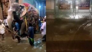 கொட்டித்தீர்த்த கனமழை..மதுரை மீனாட்சி அம்மன் கோவிலுக்குள் புகுந்த வெள்ளம்..ஸ்தம்பித்த போக்குவரத்து 