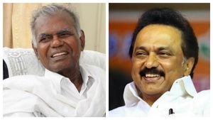 தகைசால் விருது தந்த ஸ்டாலின்.. நேராக முதல்வர் வீட்டுக்கு போன நல்லக்கண்ணு! கையைப் பிடித்து நெகிழ்ச்சி 
