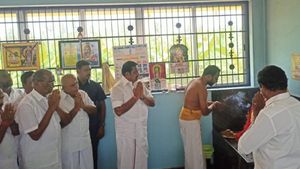 திடீரென சிலுவம்பாளையம் கோவிலுக்கு போன எடப்பாடி பழனிசாமி.. ‘கண்ணை மூடி’ - ஜோதிடர்கள் அறிவுரை காரணமா? 