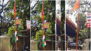 கோவையில் தேசியக்கொடிகளை விரைந்து சென்று அகற்றிய போலீசார்.. விதி மீறலால் பரபரப்பு - என்ன நடந்தது? 