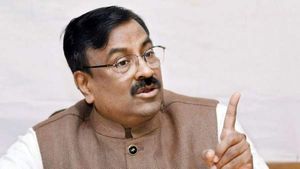 'ஹலோ வேண்டாம்' 'வந்தே மாதரம்' கூறுங்கள்.. இப்போ கட்டாயமில்லை.. மகாராஷ்டிரா அமைச்சர் திடீர் பல்டி!