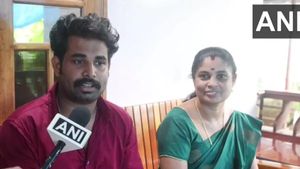 குட் நியூஸ்.. கேரளா அரசு பணிகள் தேர்வில் ஆச்சரியம்! ஒன்றாக படித்து பாஸ் - தாய், மகன் காட்டிய மாஸ் 
