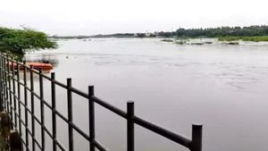 கொள்ளிடத்தில் வெள்ளம்.. அடுத்தடுத்து மூழ்கும் பழைய பாலத் தூண்கள்.. திருச்சி புதிய பாலத்திற்கு ஆபத்து