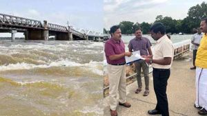 திருச்சி முக்கொம்பு அணையில் இருந்து 1.29 லட்சம் கன அடிநீர் திறப்பு-காவிரி கரையோர மக்களுக்கு வார்னிங்