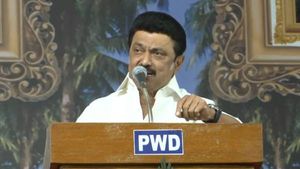 விட மாட்டேன்.. அதிமுகவில் என்ன நடக்குது தெரியுமா? 