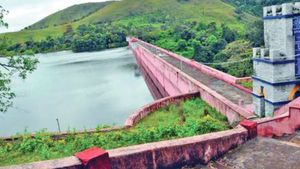  முல்லை பெரியாறு அணை.. 137.50 அடியை எட்டிய நீர்மட்டம்.. கேரளாவிற்கு நீர் திறப்பு! 