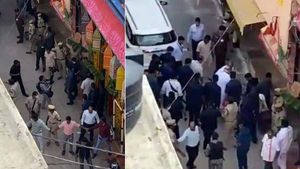  அமித் ஷா செருப்பை எடுக்க ஓடிய பாஜக தலைவர்.. ஹைதராபாத்தில் 